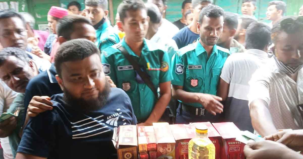 ৩০০ লিটার তেল জব্দ করে বিক্রি