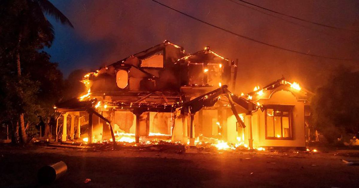 শ্রীলঙ্কায় সাবেক মন্ত্রীদের বাড়ি-গাড়িতে আগুন