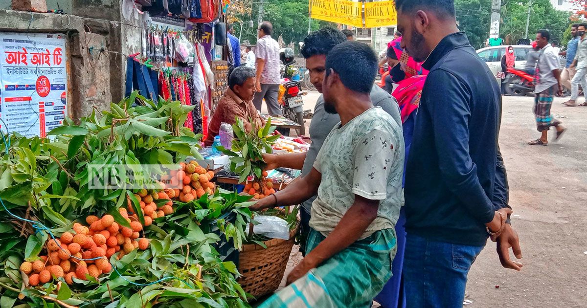 বাজারে দেশি লিচু, দাম কিছুটা বেশি 