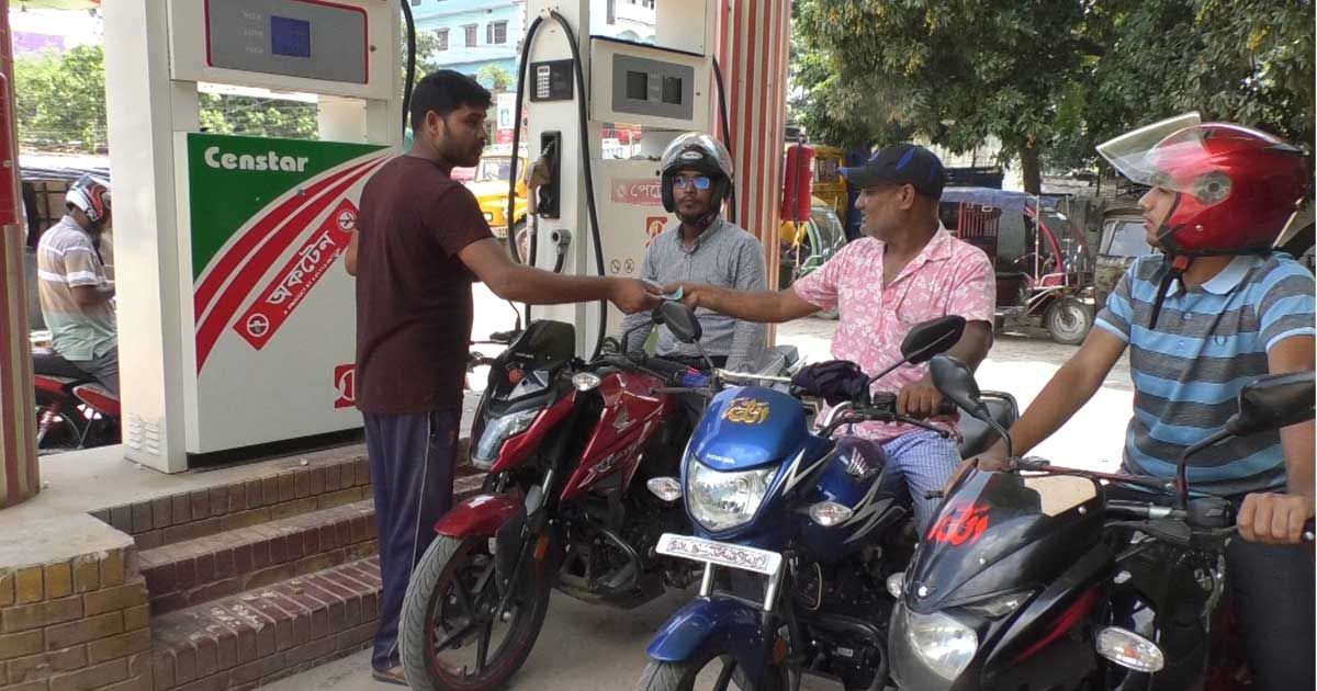 চাঁপাইনবাবগঞ্জে হঠাৎ জ্বালানি তেল কেনার হিড়িক