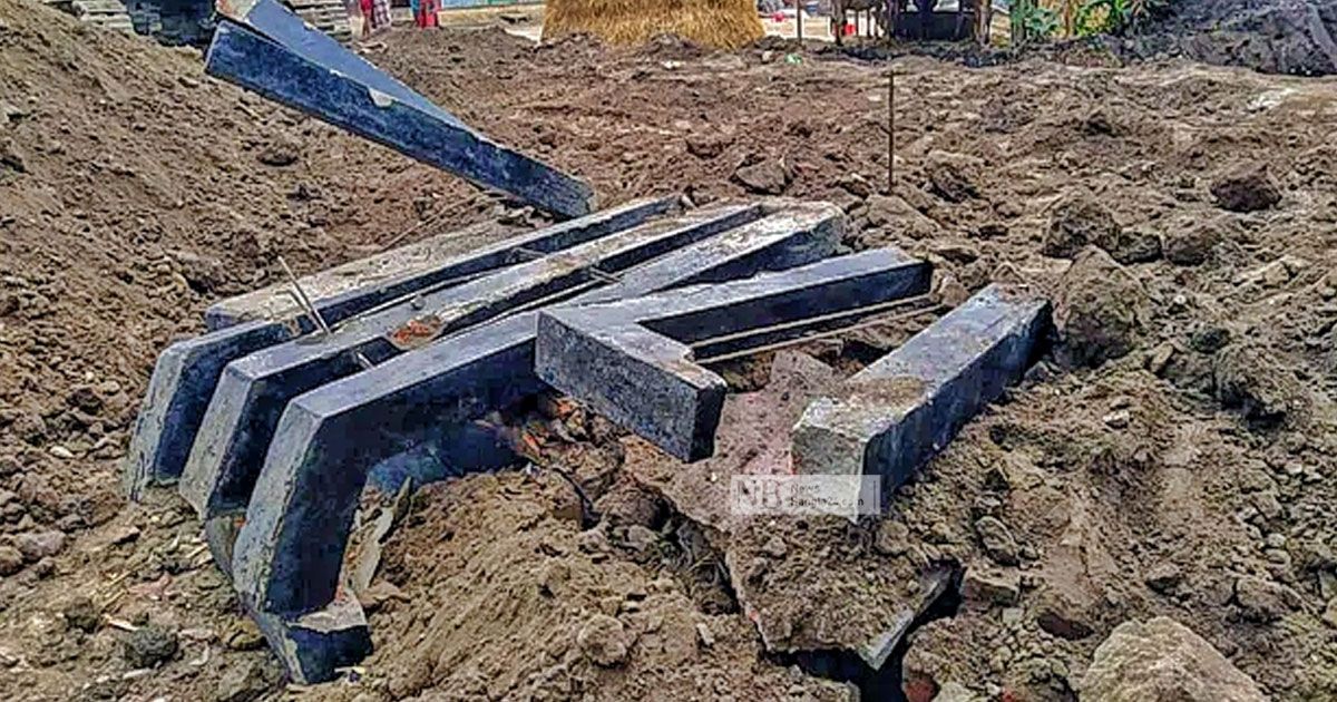 ‘অনুমতি ছাড়াই’ বিদ্যালয়ের শহীদ মিনার ভেঙে দিলেন ঠিকাদার