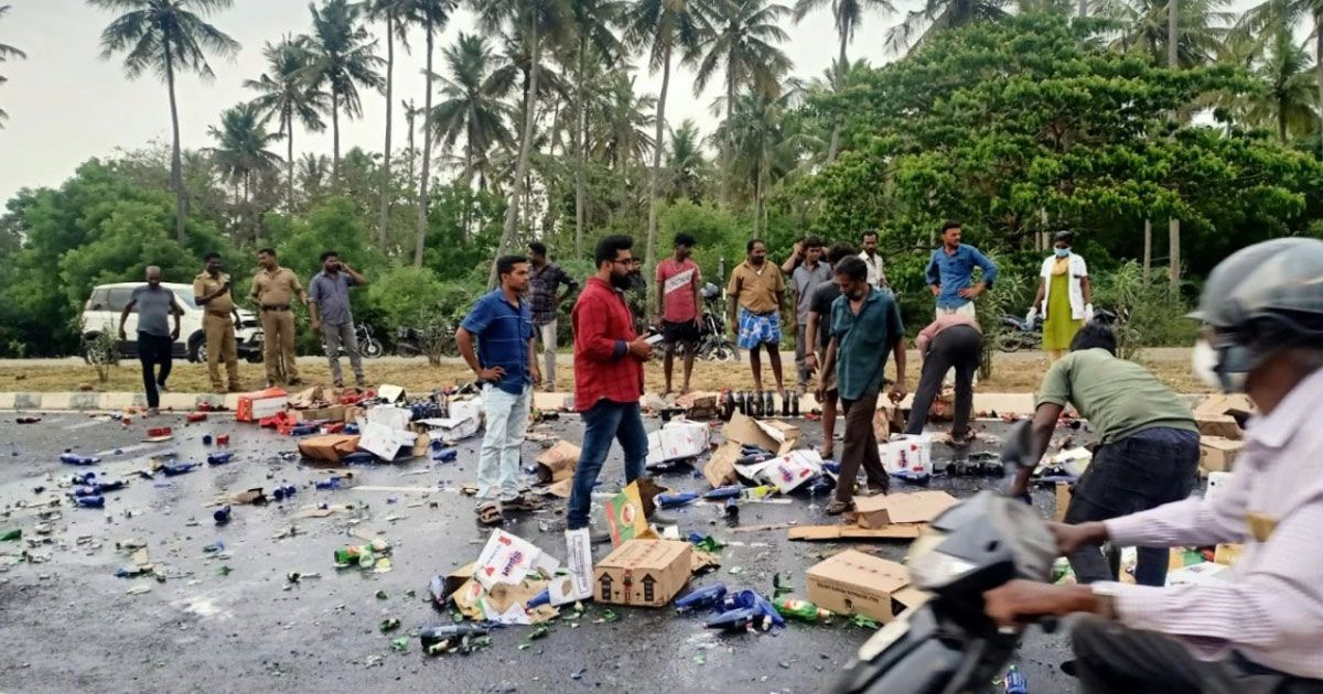 উল্টে যাওয়া ট্রাকে মদের জন্য কাড়াকাড়ি 