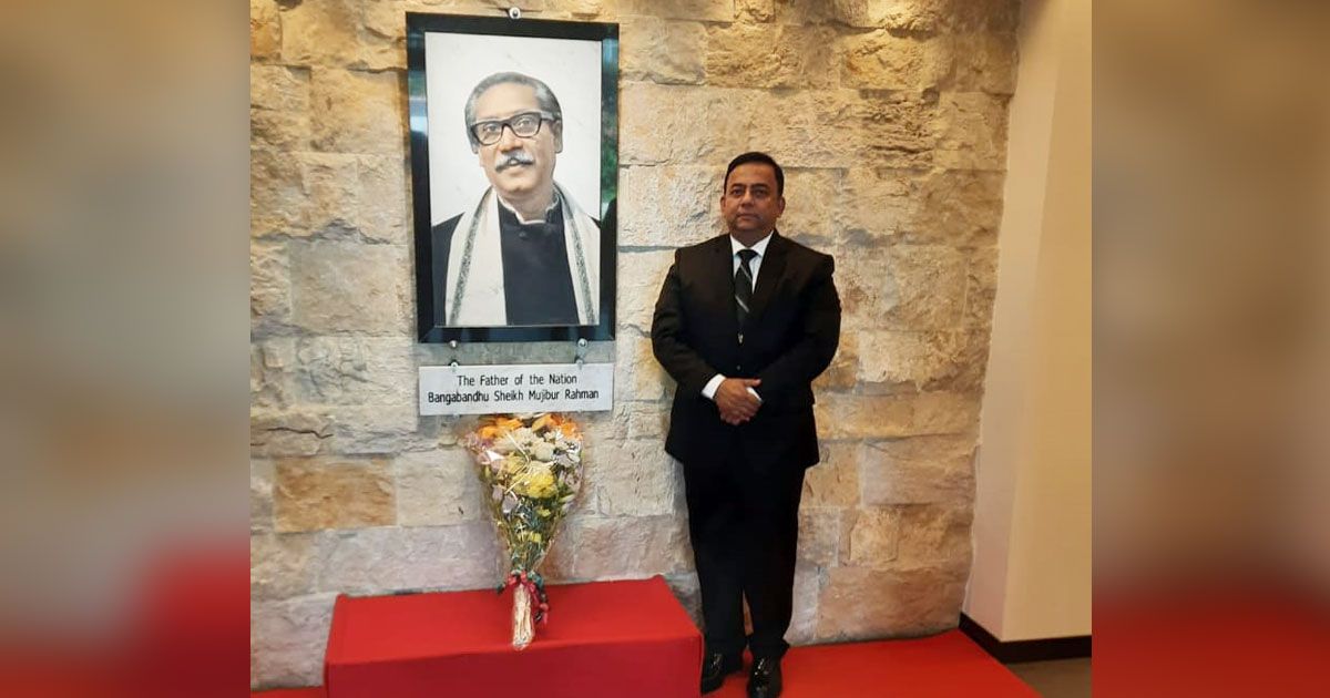 রোমে বাংলাদেশ দূতাবাসে বঙ্গবন্ধুর প্রতিকৃতিতে আইজিপির শ্রদ্ধা