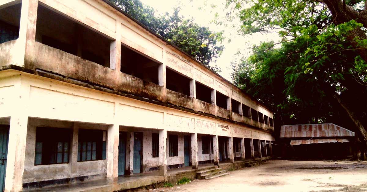 স্ত্রী-সন্তান রেখে ছাত্রীকে নিয়ে পালালেন শিক্ষক