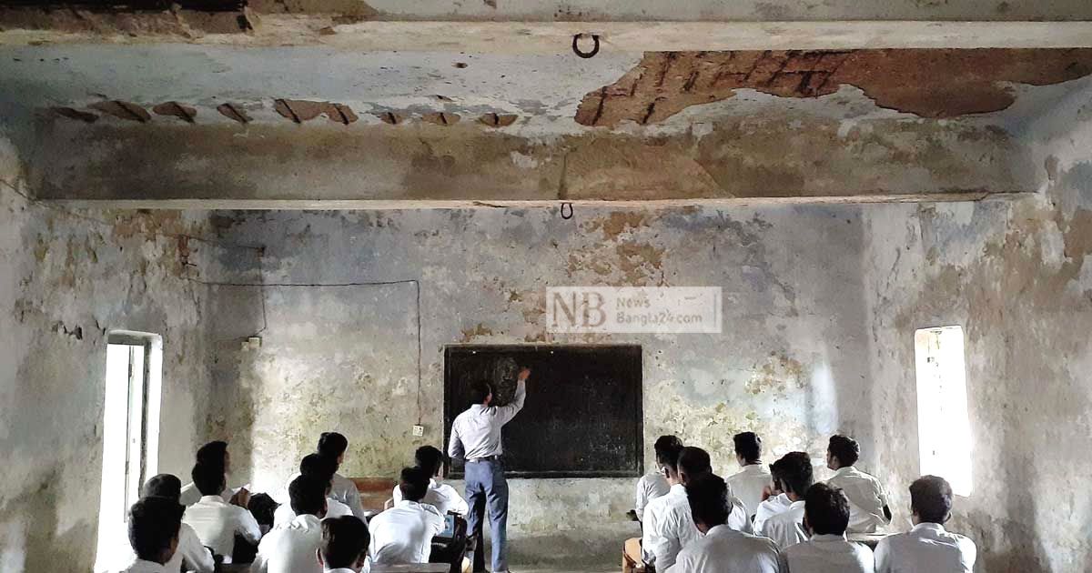 পরিত্যক্ত ভবনে চলছে ক্লাস, ভেঙে পড়ার শঙ্কা