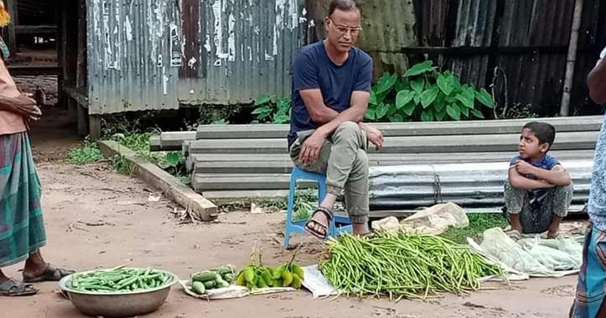 কচুর লতি বিক্রি করে ভাইরাল অধ্যাপক