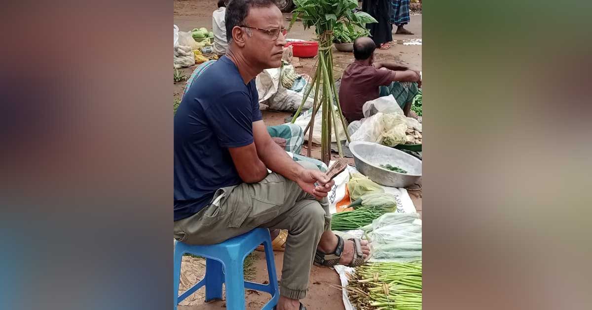 যেভাবে কৃষিকাজে ভাইরাল অধ্যাপক প্রিন্স