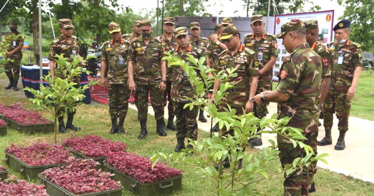 বগুড়ায় কৃষিপণ্য উৎপাদন প্রতিযোগিতা পরিদর্শনে সেনাপ্রধান