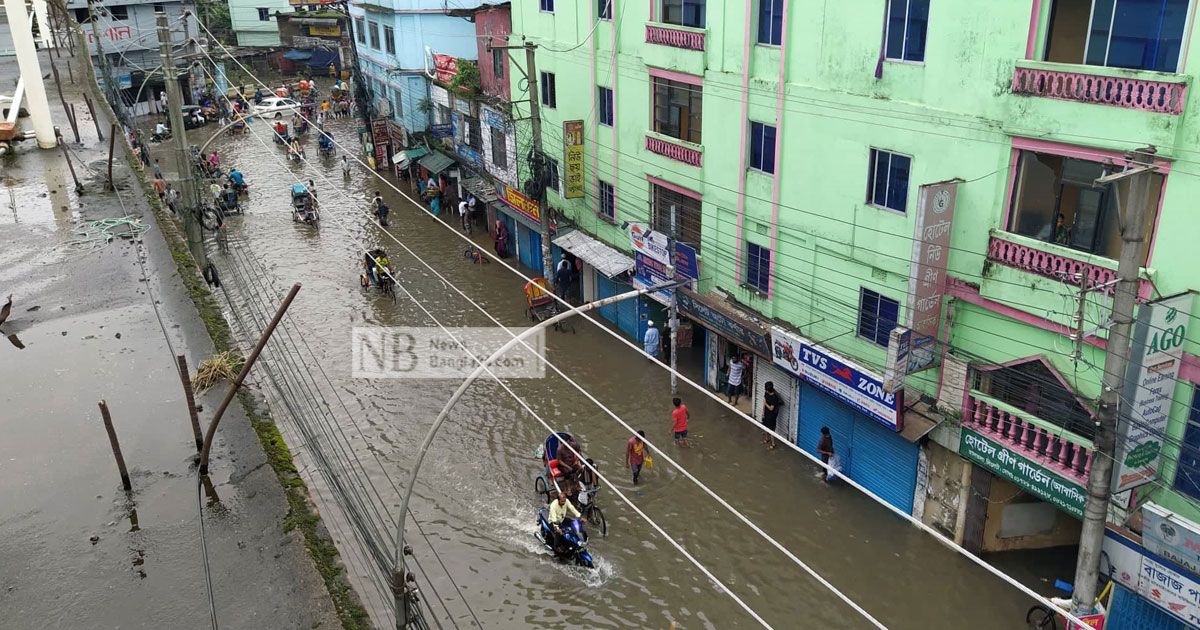 ভয়াবহ রূপ নিচ্ছে বন্যা, পানিবন্দি লক্ষাধিক মানুষ