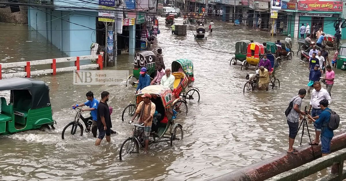 ভয়াবহ রূপ নিচ্ছে বন্যা, পানিবন্দি লক্ষাধিক মানুষ