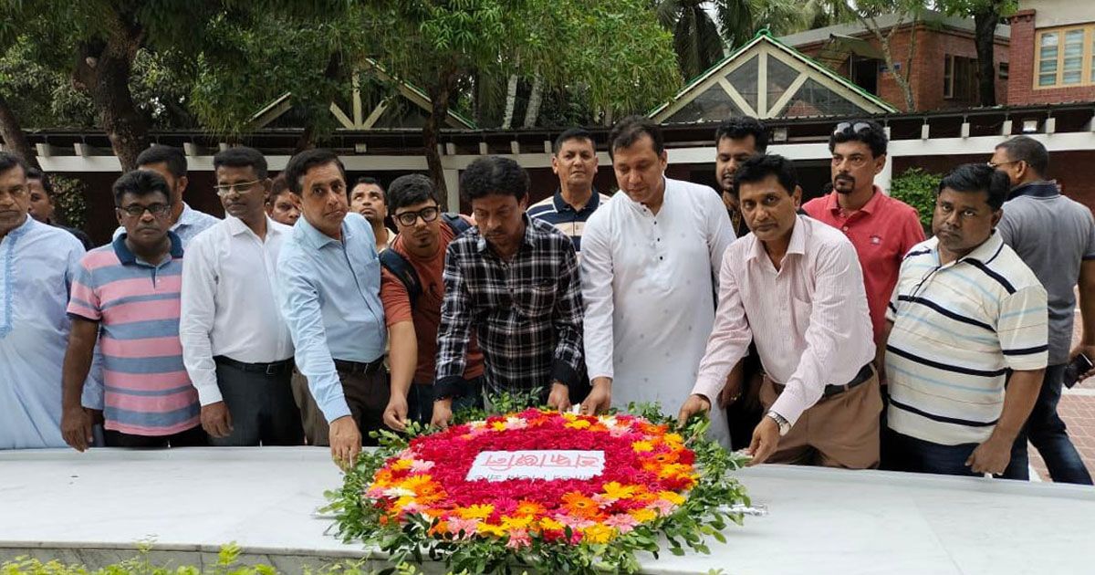 Tribute-to-Gautam-Ghosh-at-the-tomb-of-the-Father-of-the-Nation