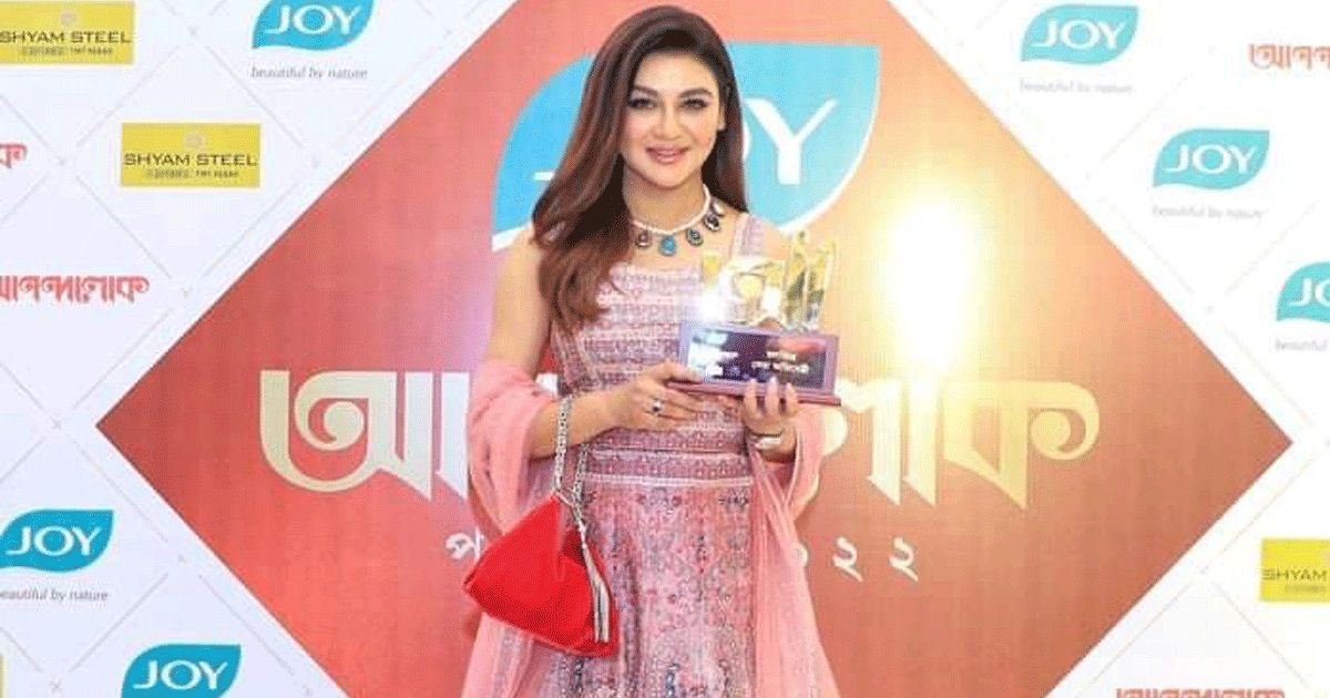 জয়ার হাতে আনন্দলোক অ্যাওয়ার্ড