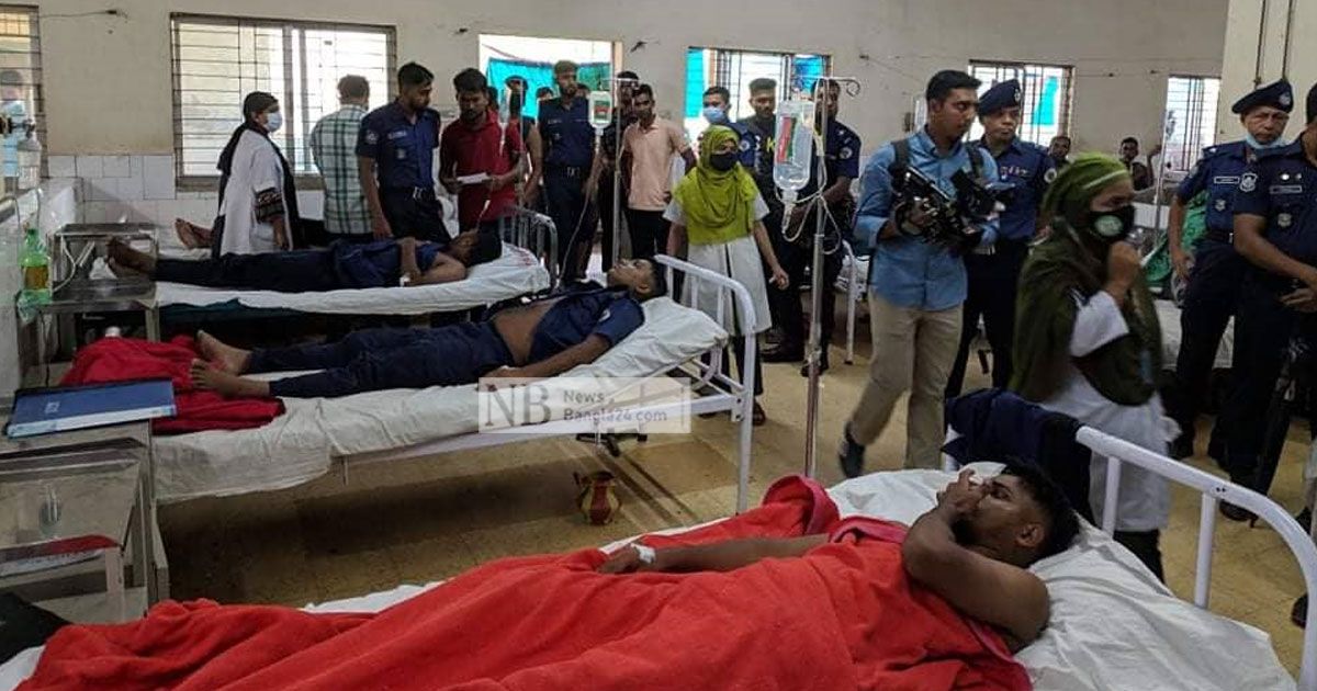 গাড়িতে বাসের ধাক্কা, আহত ১৫ পুলিশ সদস্য