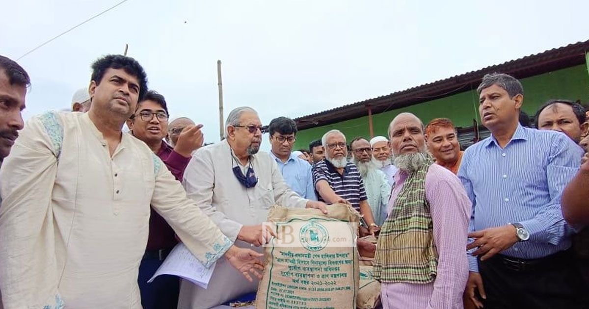 মন্ত্রীর-অনুষ্ঠানে-ত্রাণ-নিয়ে-কাড়াকাড়ি-পুলিশের-লাঠিপেটা