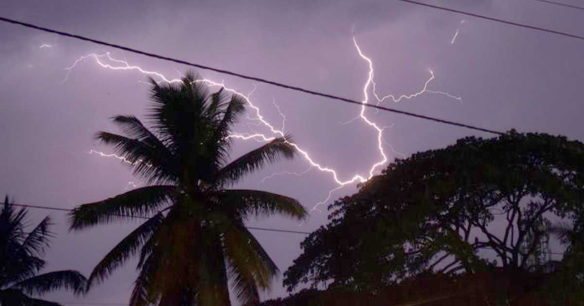 বজ্রপাতের ভয়ে ছাদ থেকে পড়ে শ্রমিকের মৃত্যু