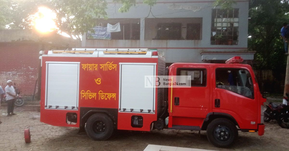 ১ ঘণ্টা পুড়িয়ে থামল পোলট্রি ফিডের দোকানের আগুন