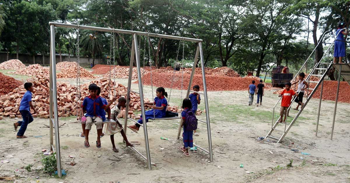 স্কুলমাঠে ইটের খোয়া, পড়ার সময় কানে তালা