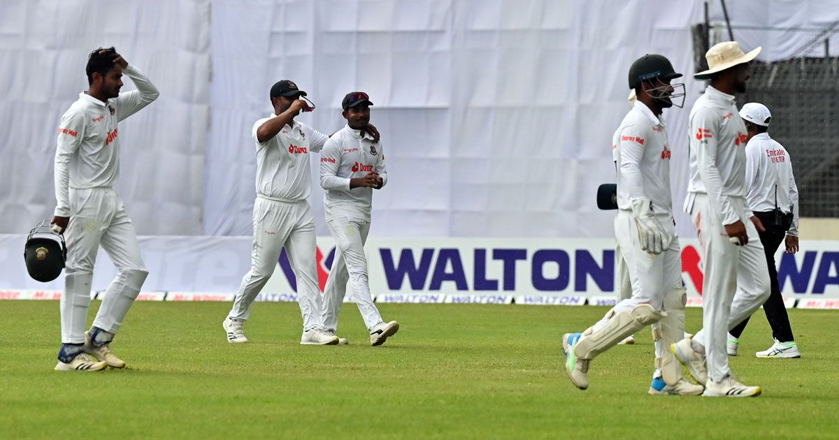 বৃষ্টিতে ধুয়ে গেল দ্বিতীয় সেশন