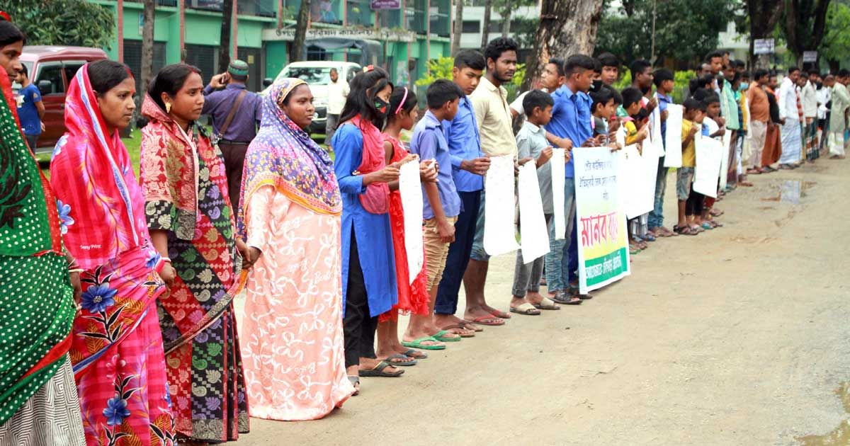 মাঠ দখল পৌর কাউন্সিলরের, রাস্তায় নামল এলাকাবাসী