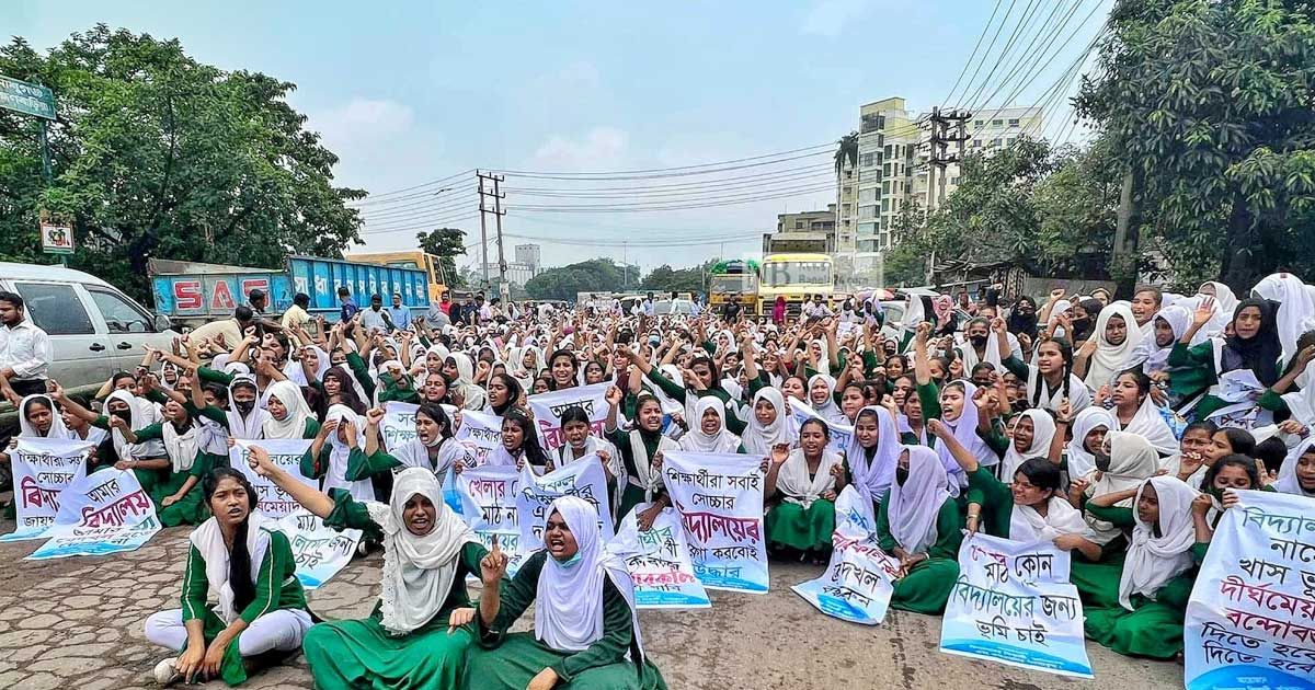 আনারকলির ‘থাবা’ এবার স্কুলের জমিতে, শিক্ষার্থীদের অবরোধ