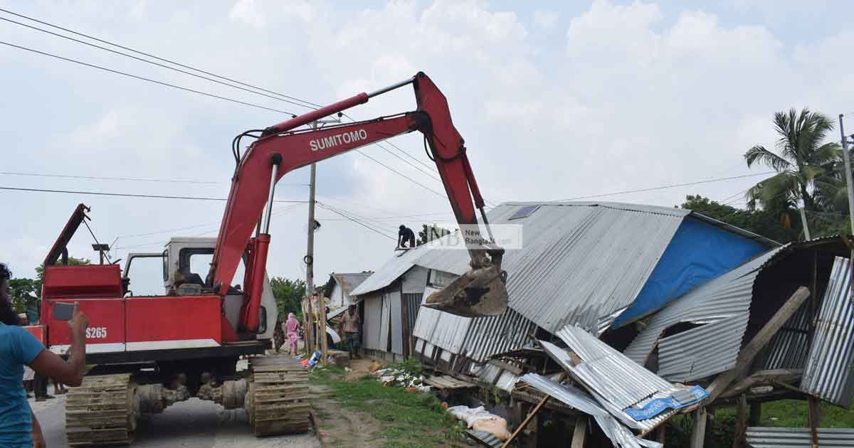 মতলবে বেড়িবাঁধ এলাকায় উচ্ছেদ অভিযান