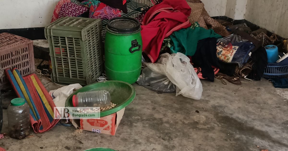 পুলিশ বক্সে দোকানির সংসার