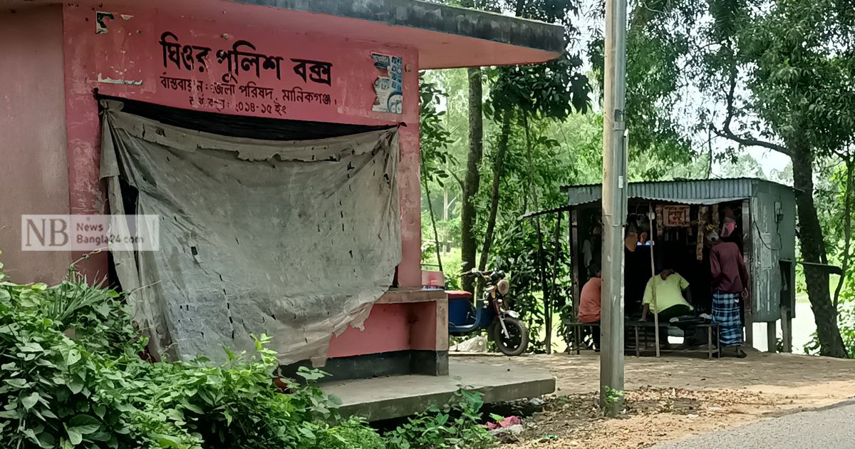 পুলিশ বক্সে দোকানির সংসার