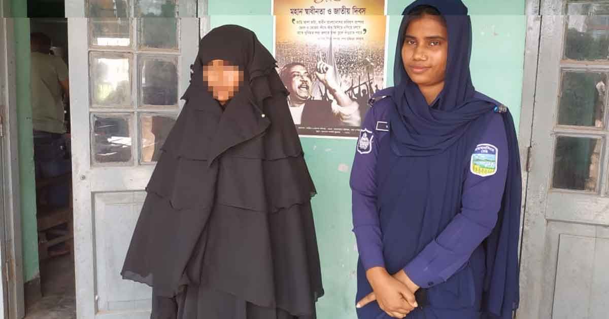 অনলাইনে ক্লাসের জন্য কেনা ফোনে ছাত্রীর ‘জঙ্গি তৎপরতা’