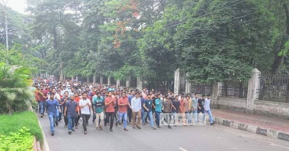 আজও-ঢাবিতে-লাঠিসোঁটা-নিয়ে-অবস্থান-ছাত্রলীগের