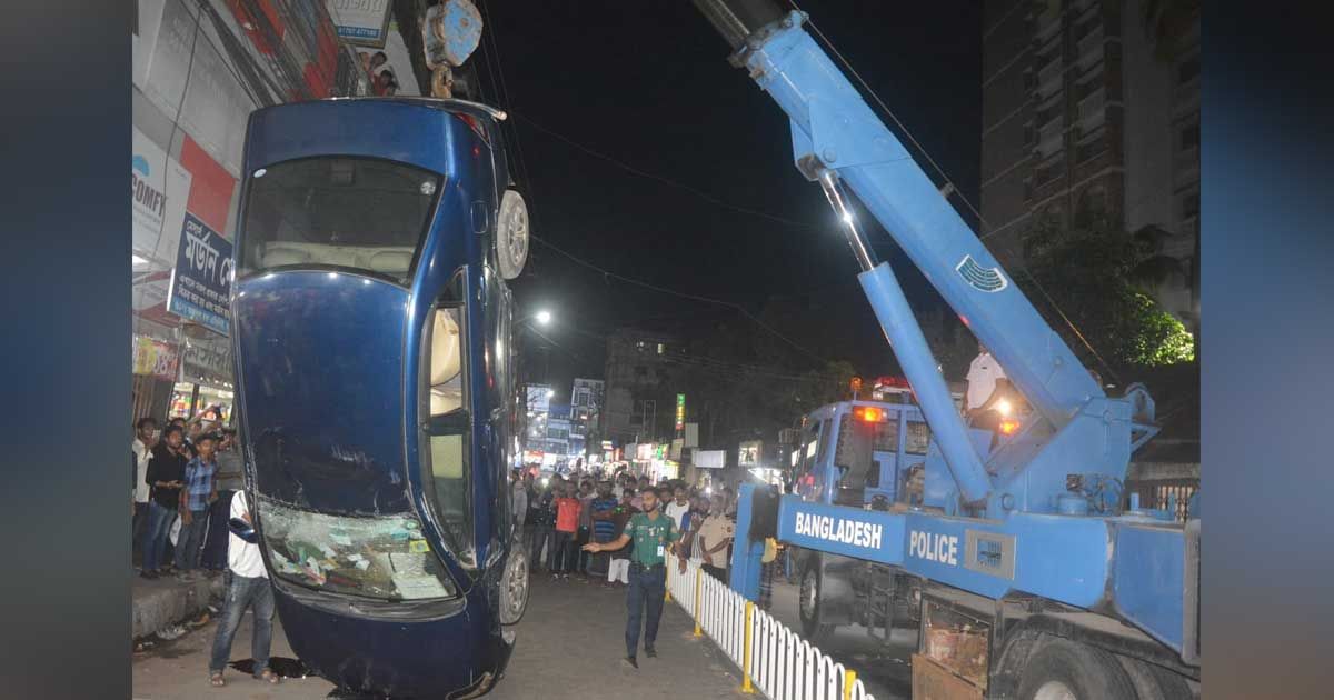 ব্যস্ত সড়কে উল্টে গেল প্রাইভেট কার
