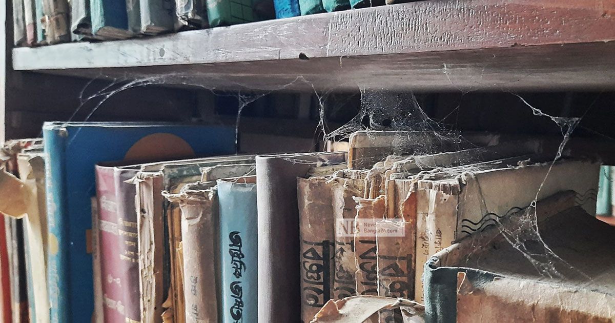 পলেস্তারা খসে পড়ছে অর্ধশতাব্দীর লাইব্রেরির