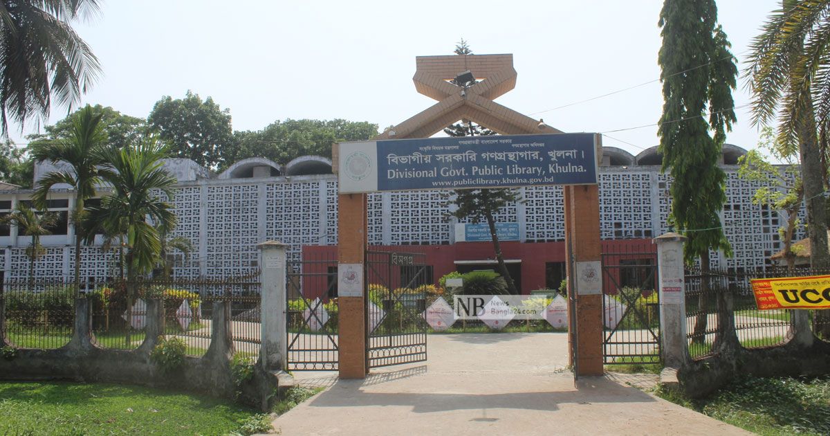 পলেস্তারা খসে পড়ছে অর্ধশতাব্দীর লাইব্রেরির