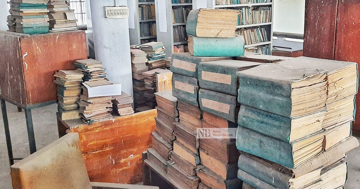 পলেস্তারা খসে পড়ছে অর্ধশতাব্দীর লাইব্রেরির
