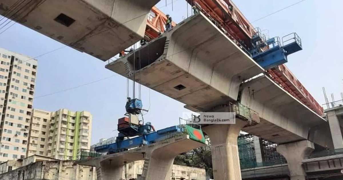মেট্রোরেলের-স্টেশন-থেকে-ইট-পড়ে-মৃত্যু