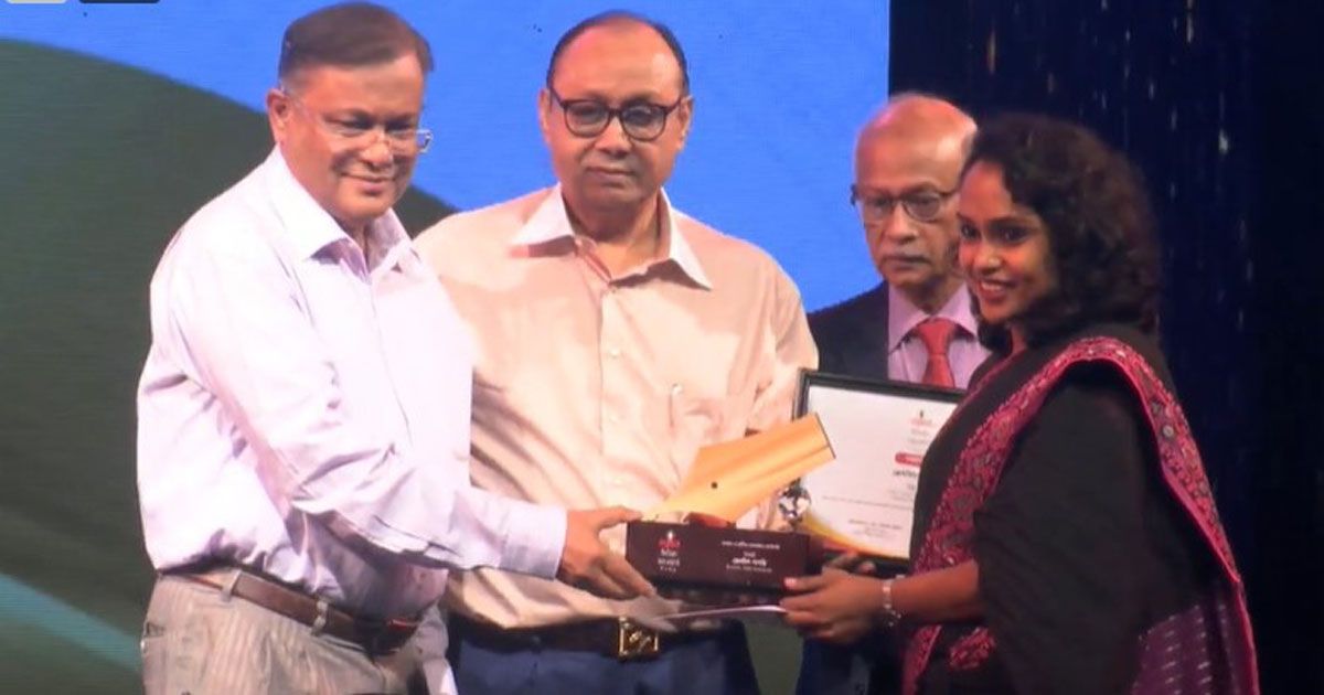 নিউজবাংলার-প্রতিবেদনে-পাপড়ি-পেলেন-বসুন্ধরা-অ্যাওয়ার্ড