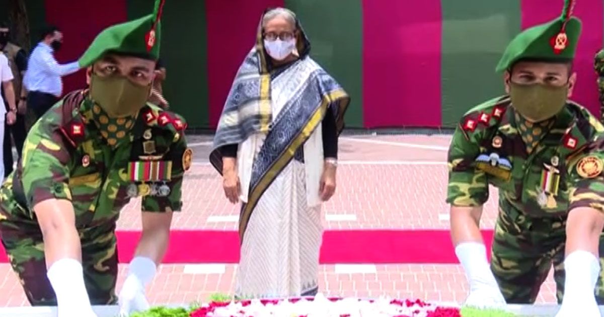 ছোট বোনকে নিয়ে বঙ্গবন্ধুর সমাধিতে  প্রধানমন্ত্রী