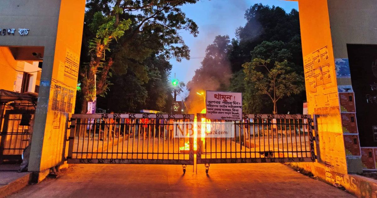 চবি-ছাত্রলীগের-২-নেতাকে-মারধর-ক্যাম্পাস-অবরোধ