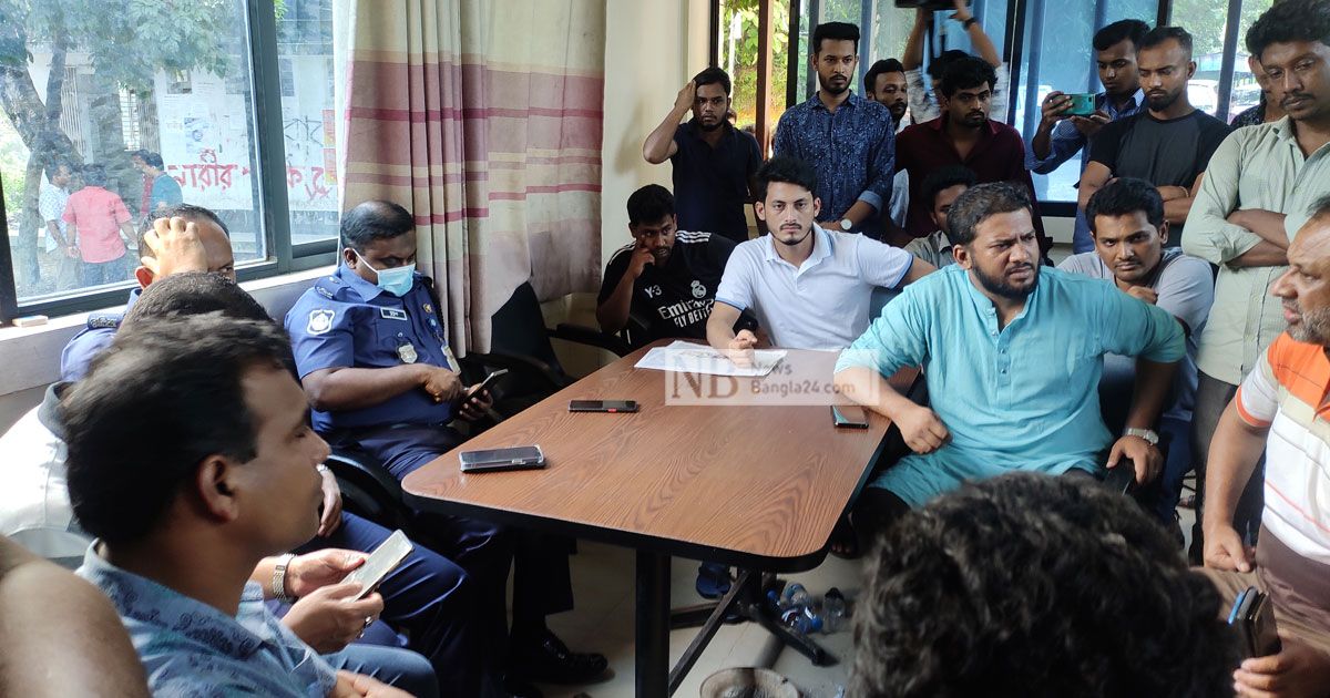 পুলিশ হেফাজতে যুবলীগ নেতা, চবিতে অবরোধ প্রত্যাহার