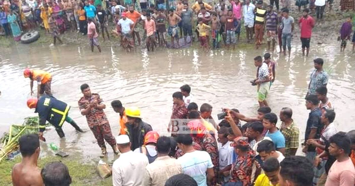 মোটরসাইকেল-ভ্যানে ধাক্কা দিয়ে বাস বিলে, নিহত ২