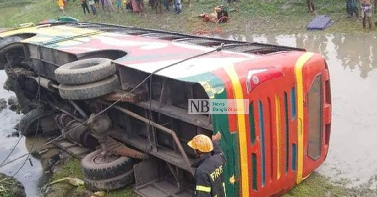 মোটরসাইকেল-ভ্যানে ধাক্কা দিয়ে বাস বিলে, নিহত ২