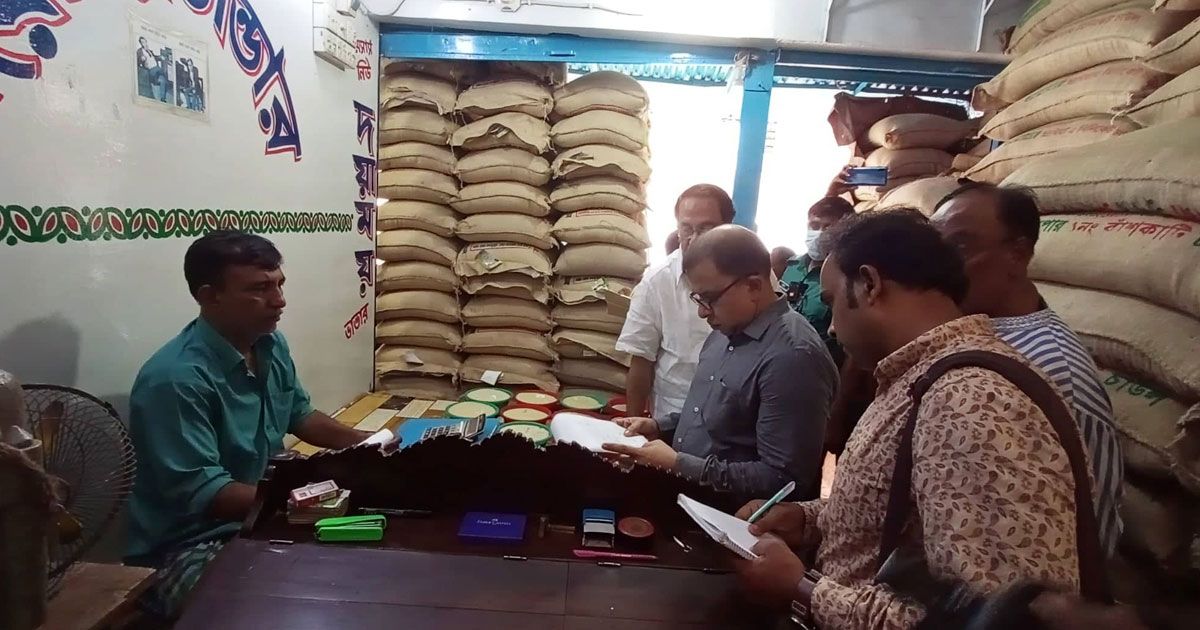 চালের বাজারে অভিযান: মিল মালিকদের দুষছেন ব্যবসায়ীরা