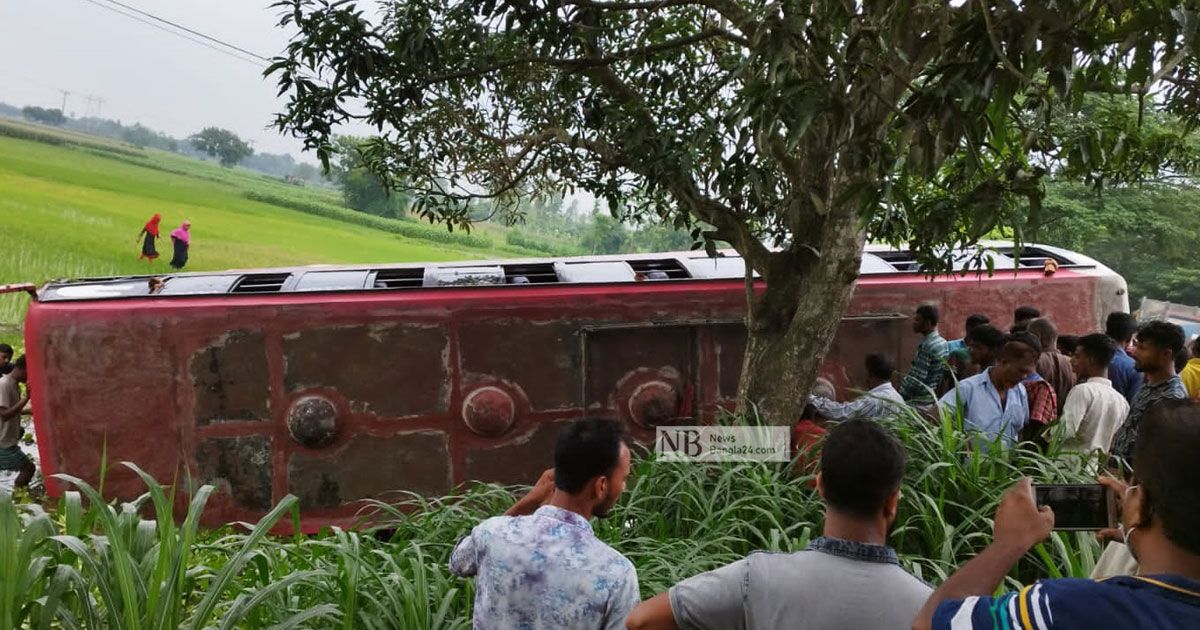 বাস উল্টে দুই নারী নিহত, আহত ১৫