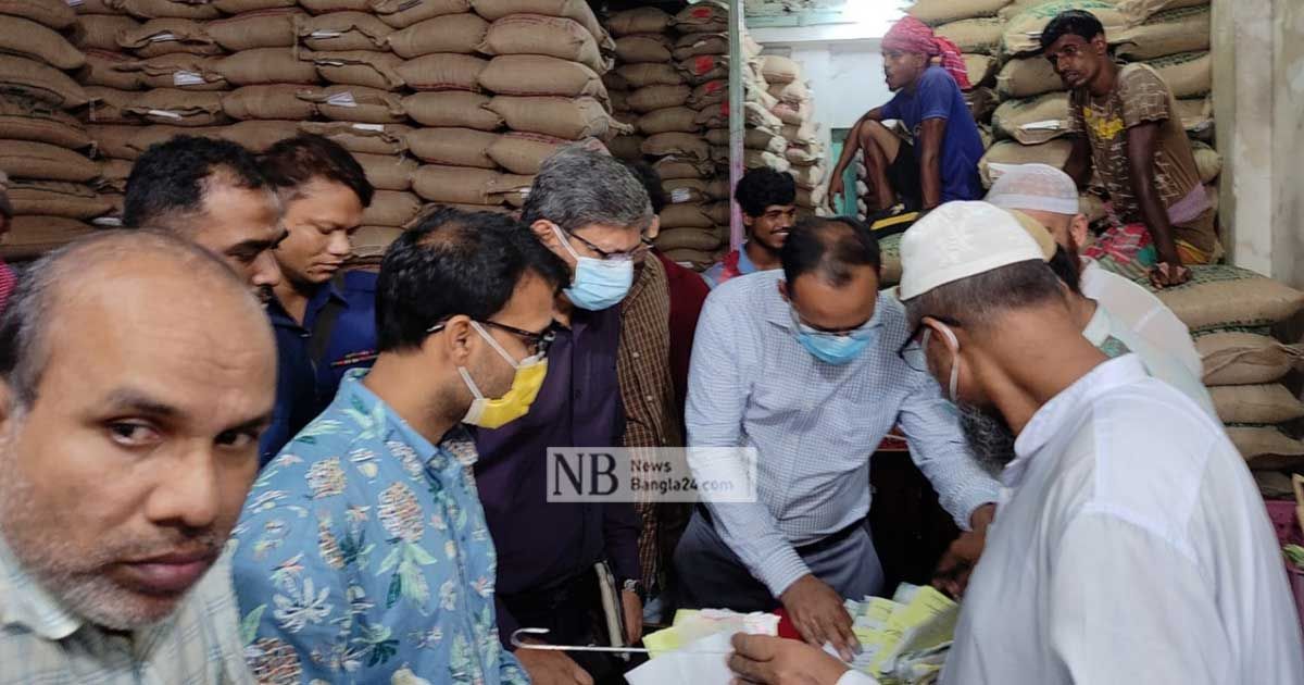 জরিমানা গুনছেন চাল মজুতকারীরা, বন্ধ হচ্ছে প্রতিষ্ঠান