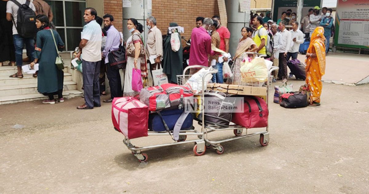 যাত্রীদের ব্যাগ নিয়ে দালালদের টানাটানি বন্ধ বেনাপোলে