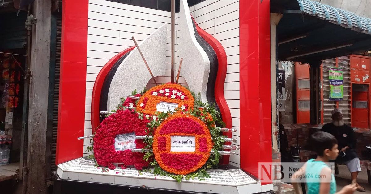 ফুল আর শ্রদ্ধায় নিমতলী ট্রাজেডি স্মরণ