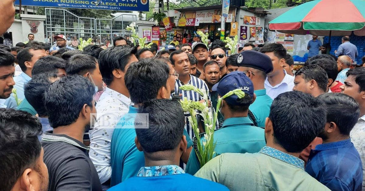 ‘ক্ষমা না চেয়েই’ পরীক্ষার্থীদের ফুল দিতে ঢাবিতে ছাত্রদল