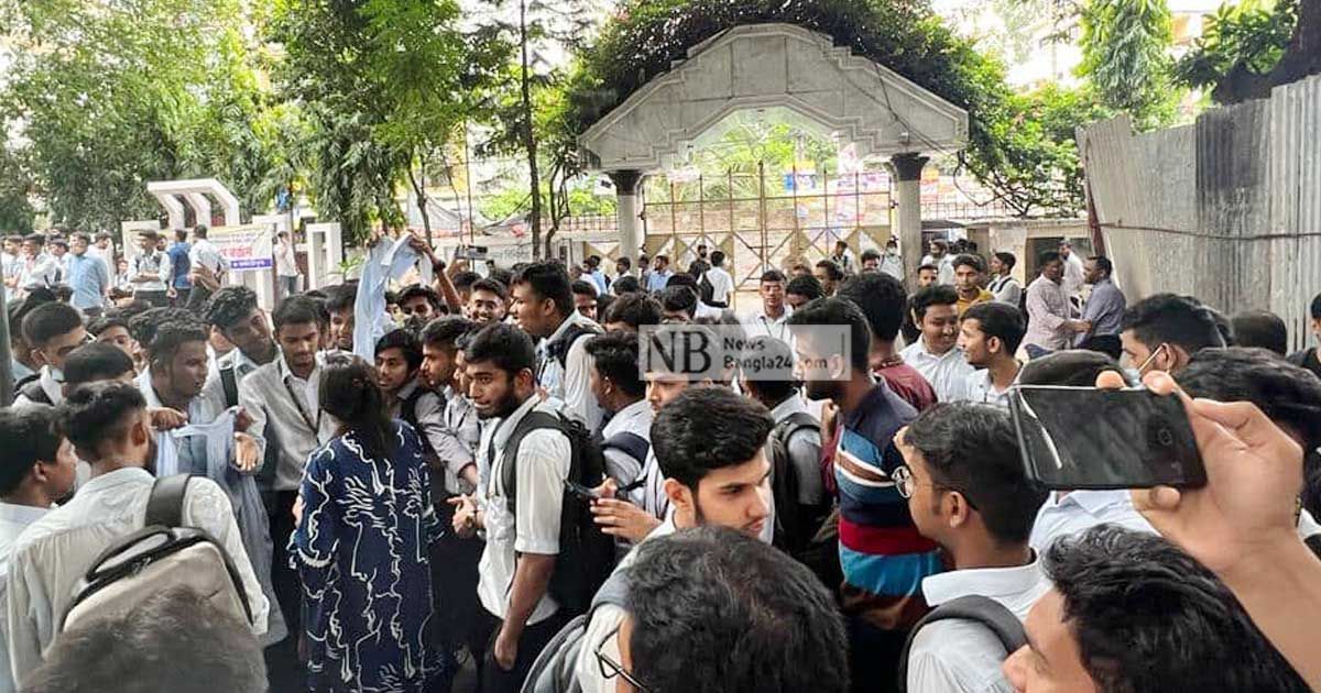 ধানমন্ডি আইডিয়াল অধ্যক্ষের পদত্যাগ দাবিতে একাট্টা শিক্ষক-শিক্ষার্থীরা