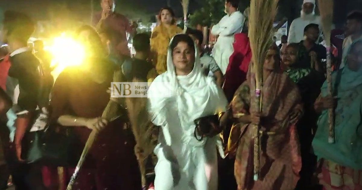খুলনায়-ওসির-অপসারণের-দাবিতে-ঝাড়ু-মিছিল