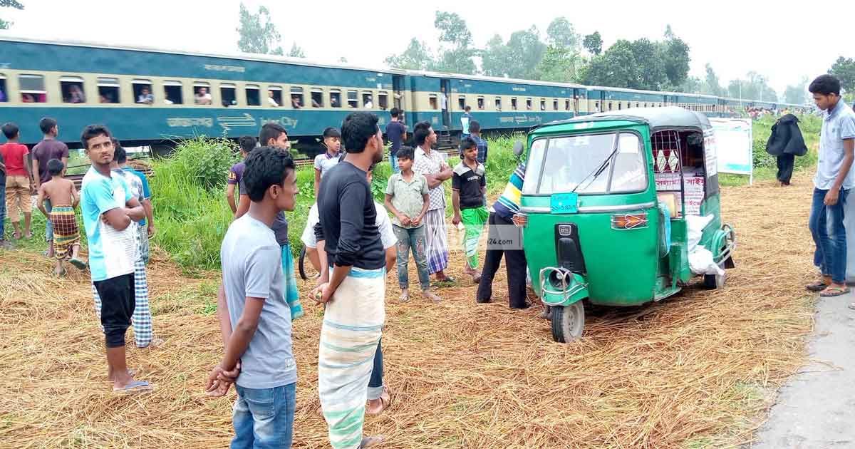  লেভেলক্রসিংয়ে পিকআপ, ট্রেনের ধাক্কায় নিহত ৩