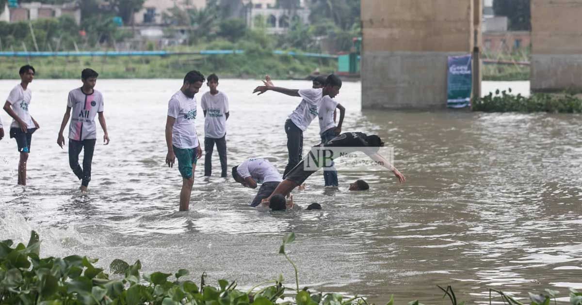 নদী বাঁচাতে বুড়িগঙ্গায় ‘গণগোসল’